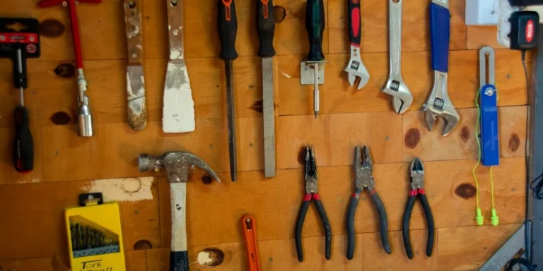 Outils d'artisan rangés - électricien plombier menuisier maçon charpentier