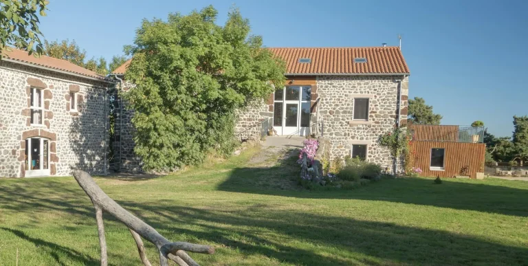 Gîte rural en pierre avec jardin – illustration article création de site internet pour hébergeurs