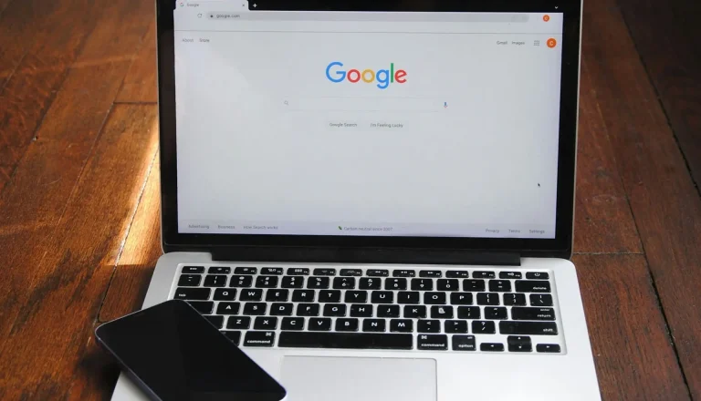 Ordinateur portable ouvert sur Google, prêt à effectuer une recherche