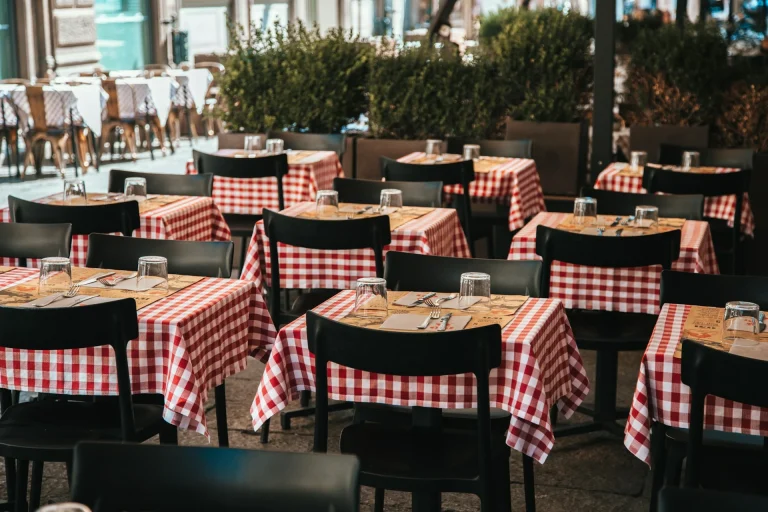 Une salle de restaurant