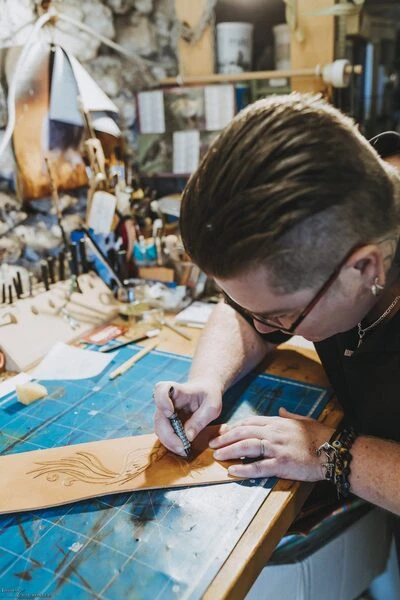Alix, dans son atelier d'artisan d'art à Trôo, travail du cuir, du bois et du cuir de poisson