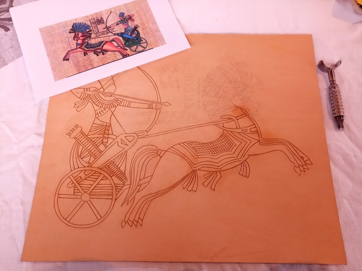 Artisanat d'art à Trôo, travail du cuir par Chysalix Cuir