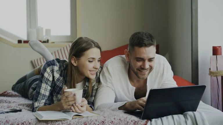 Jeune couple recherchant sur Internet un village rural pour s'installer