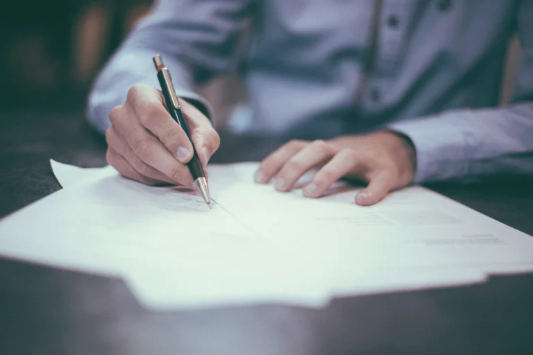 Client signant un contrat pour son site Internet