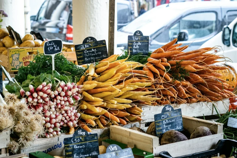 Étal de légumes sur un marché local de producteurs